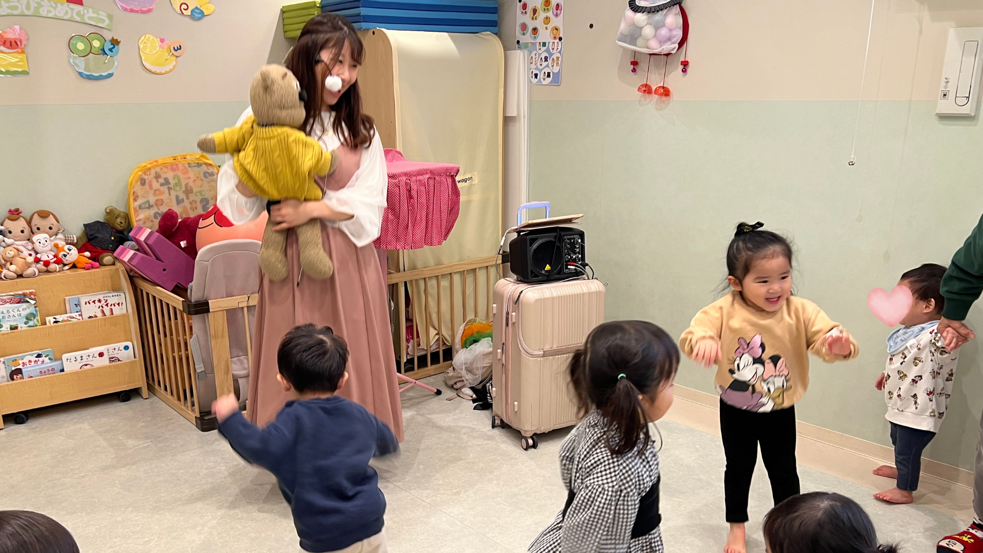 ジャンプ＆ダンスするひとみお姉さん