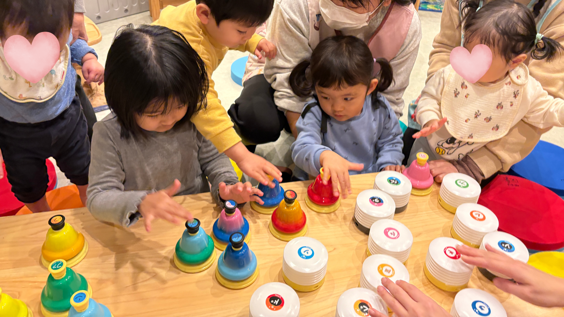 P-tunesやベルハーモニーを触る子供たち