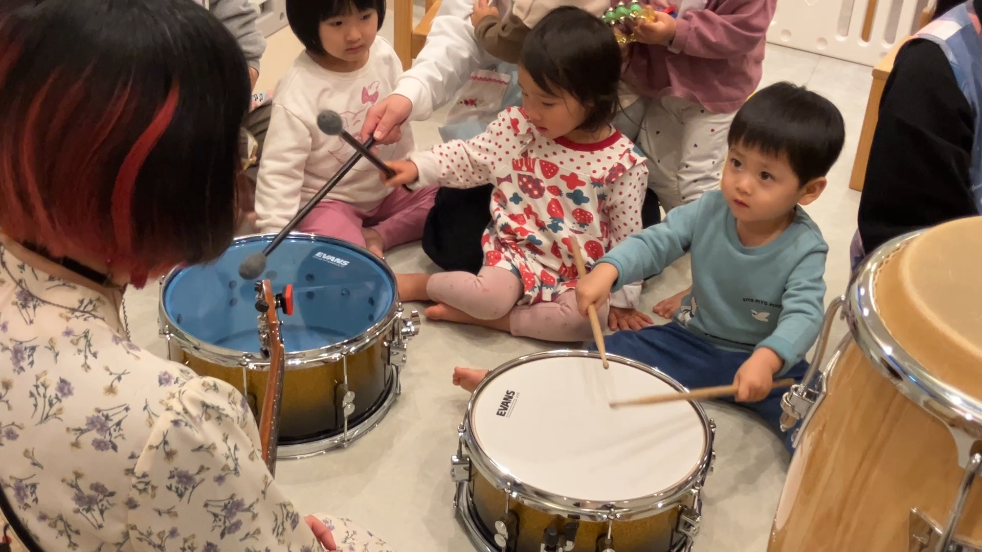 ドラムをたたく子供たち